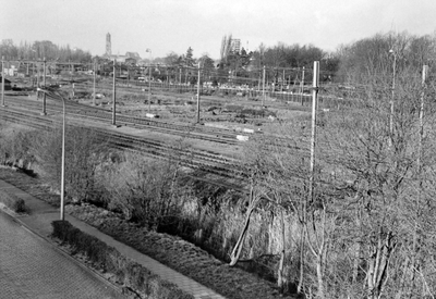 848417 Gezicht op het spoorwegemplacement tussen Utrecht Centraal en Lunetten, vanaf het viaduct in de Waterlinieweg te ...